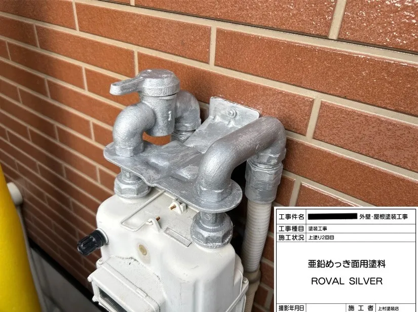 ガスメーターの鉄の部分が錆びていたのでサービスで塗装させていただきました。