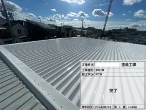 写真を見てもらえると分かる様に「施工前」と「上塗り2回目」で20℃近くの温度差がついています。この材料を使った事により、熱の原因となる太陽光を反射させて屋根温度の上昇を防ぎ室内の温度上昇を抑える事ができ、夏場の室温を快適に保つなどの効果が期待できます。また、省エネや電気代の削減にもつながるでしょう。正直、遮熱塗料といっても「本当に遮熱効果があるのか」、「信じられない」と思うとおもいます。ですが職人が肌で感じ、機械を使いサーモグラフィーでも分かるように塗装部分の温度が施工前より格段と下がっています。