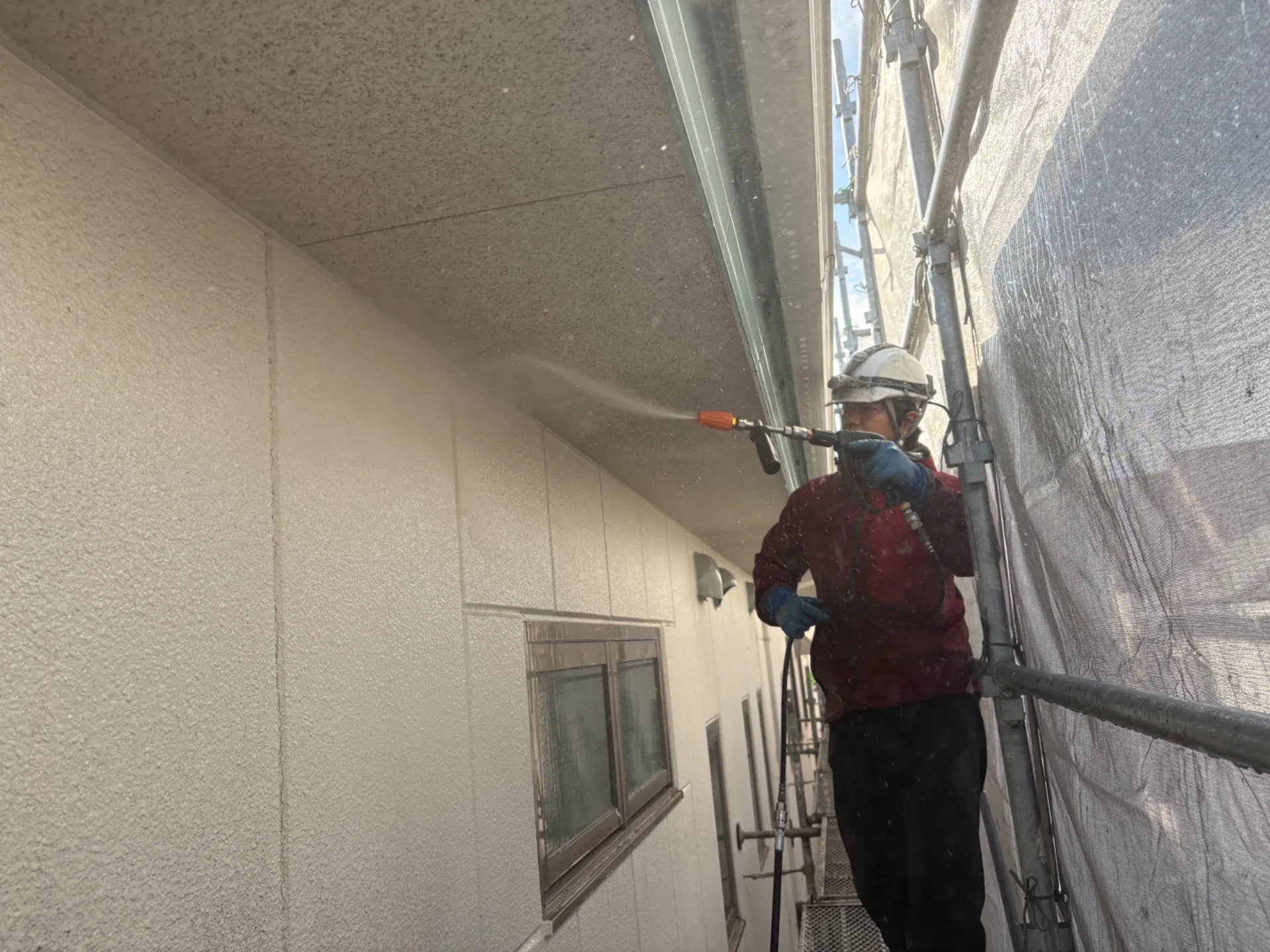 高圧洗浄し、汚れや埃等を除去しています