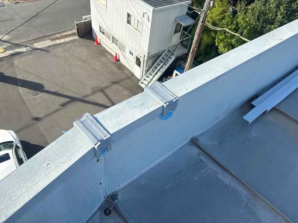 サッシ廻りのシールプライマー塗布を行なっています。